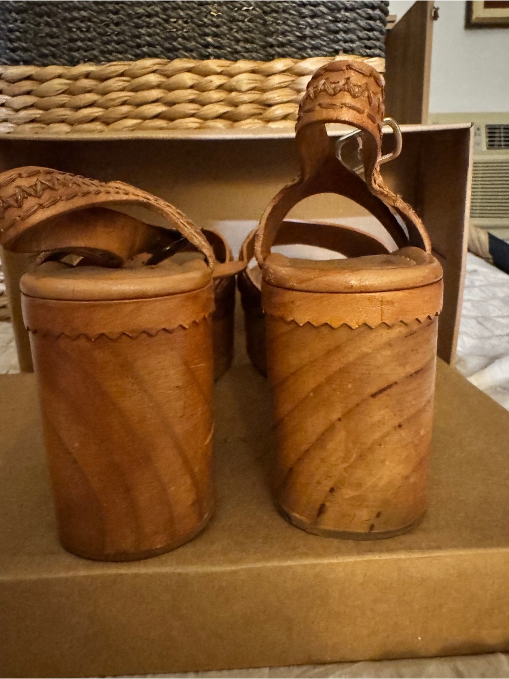Vintage! So comfortable! Women’s Tan Leather Platform Sandals - Picture 4 of 4